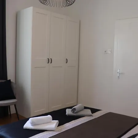Luxury Lukas *